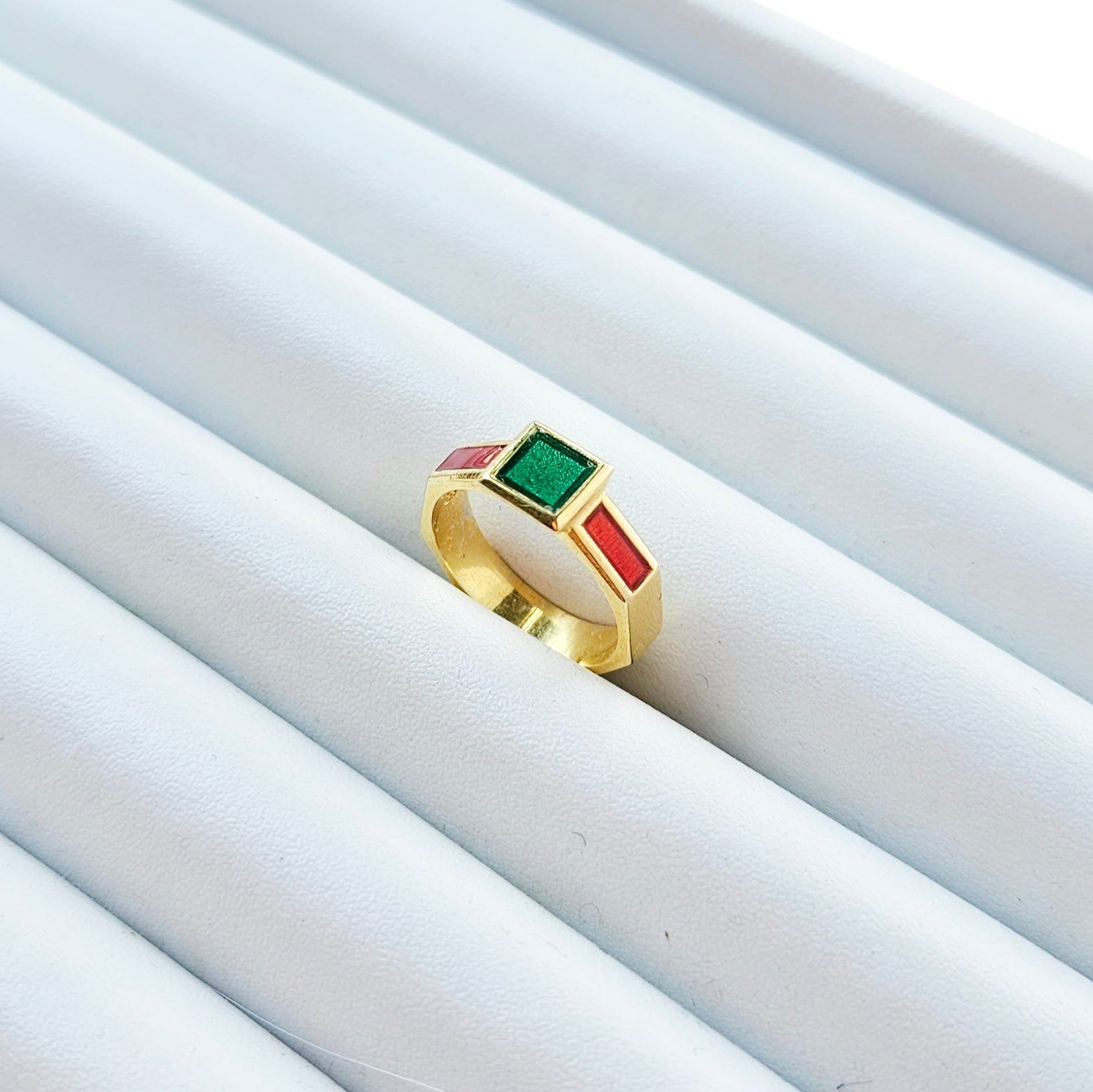 Love One Kırmızı ve Yeşil Mineli Altın Kaplama Yüzük
